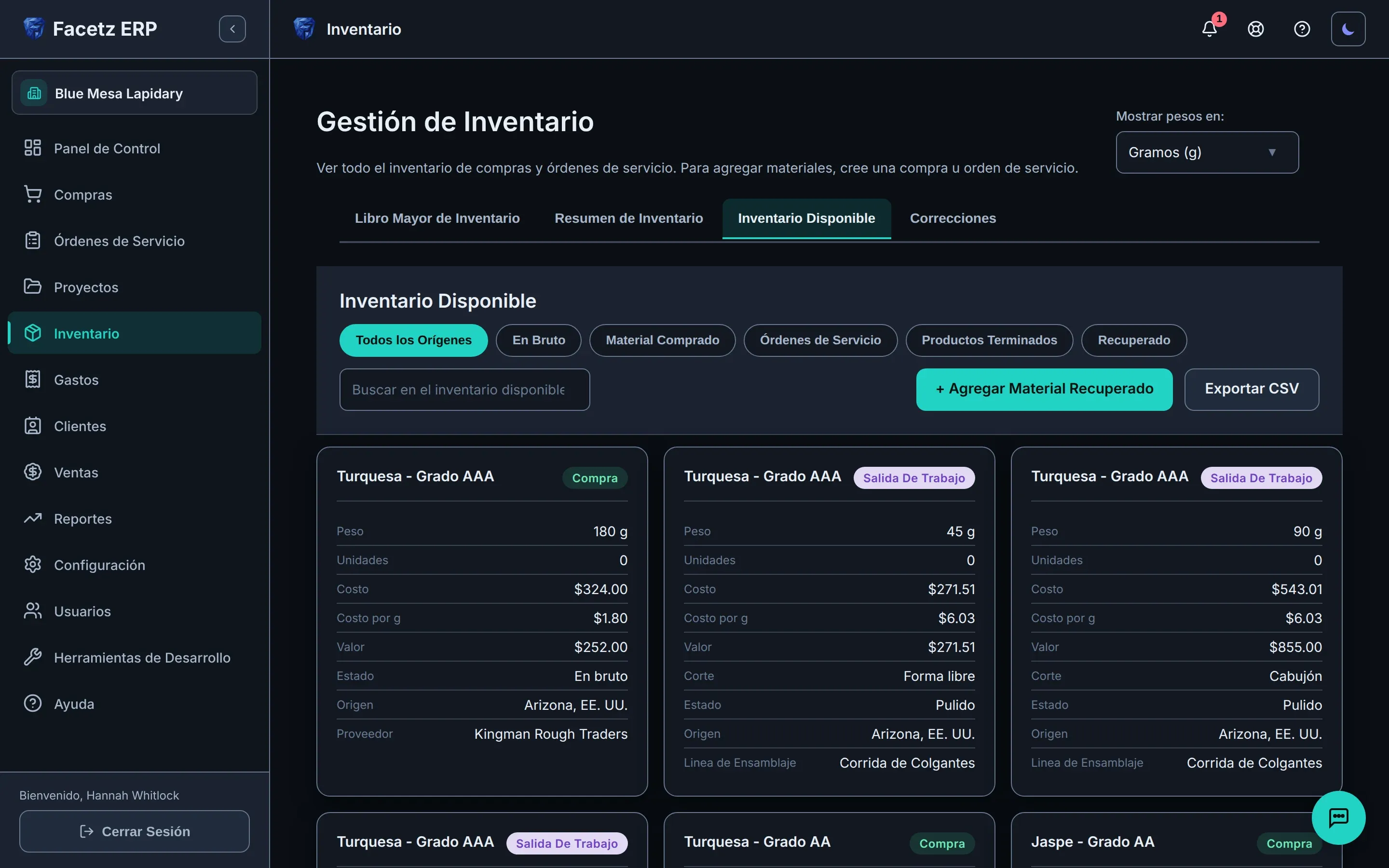 Inventario disponible: material en bruto comprado y producción de trabajos lado a lado, cada tarjeta con su peso, costo, valor de mercado y origen.