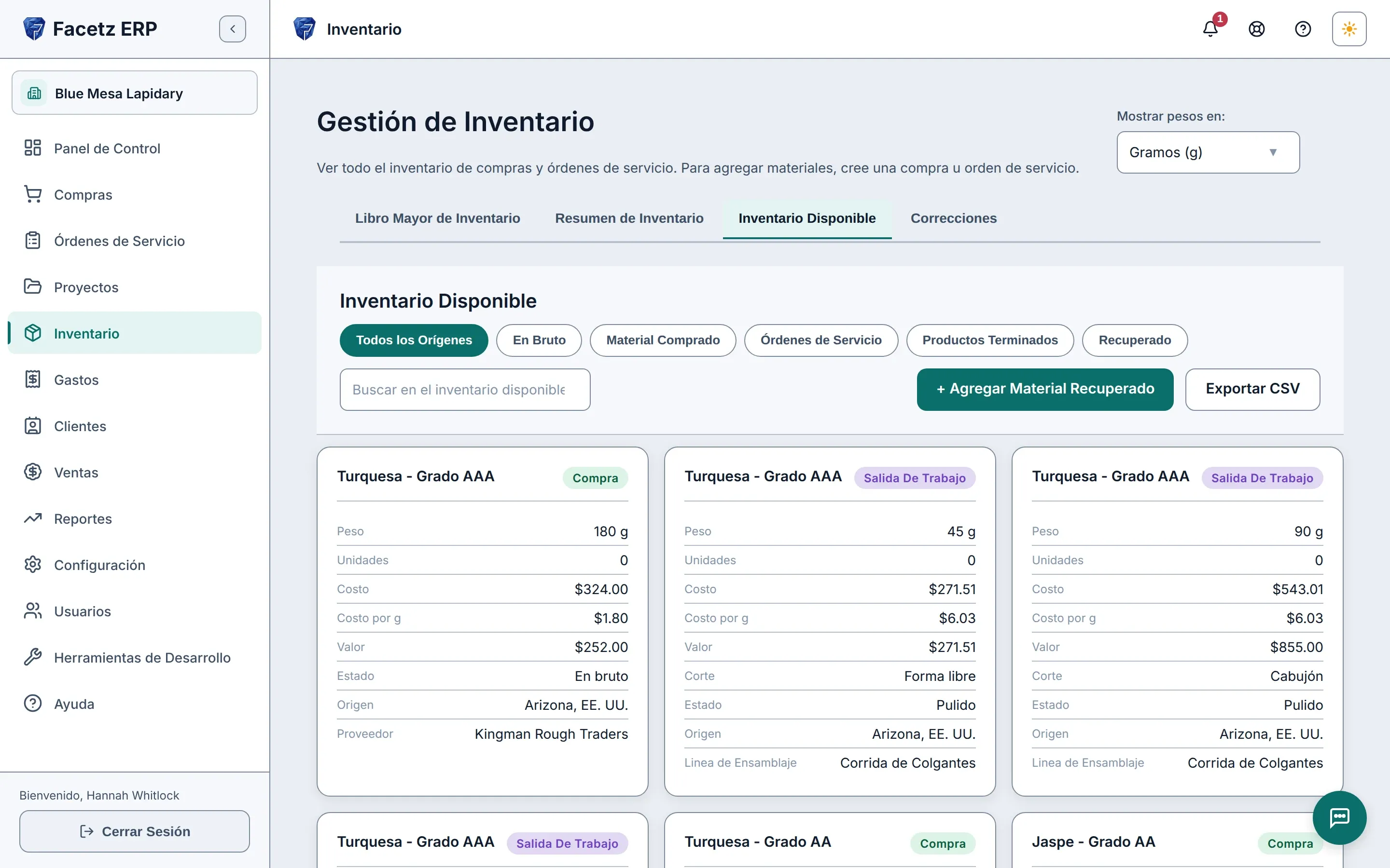 Inventario disponible: material en bruto comprado y producción de trabajos lado a lado, cada tarjeta con su peso, costo, valor de mercado y origen.